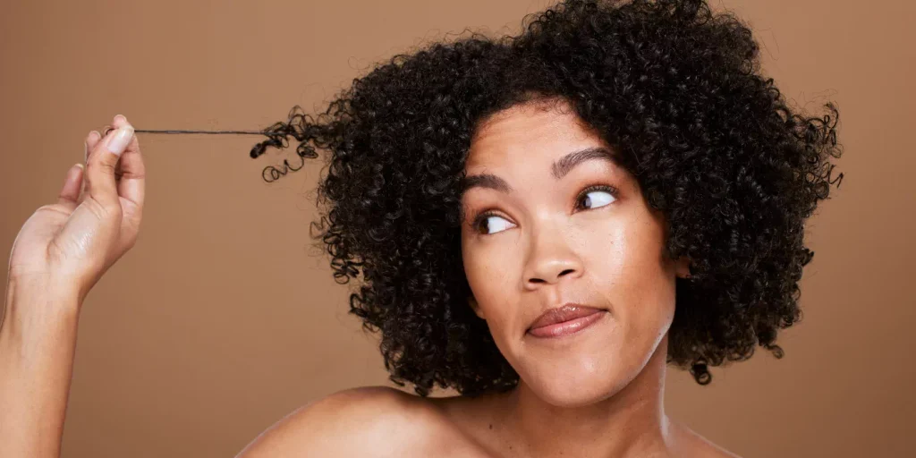 Cheveux bouclés soignés avec une gamme de soins naturels