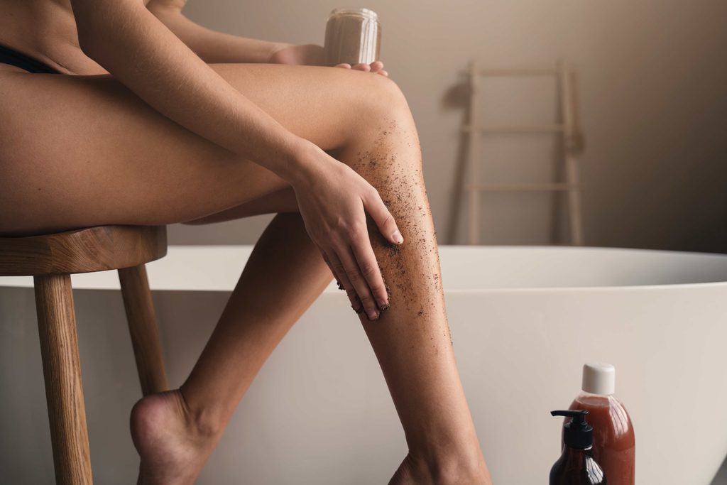 Application d'une crème hydratante sur la peau du corps